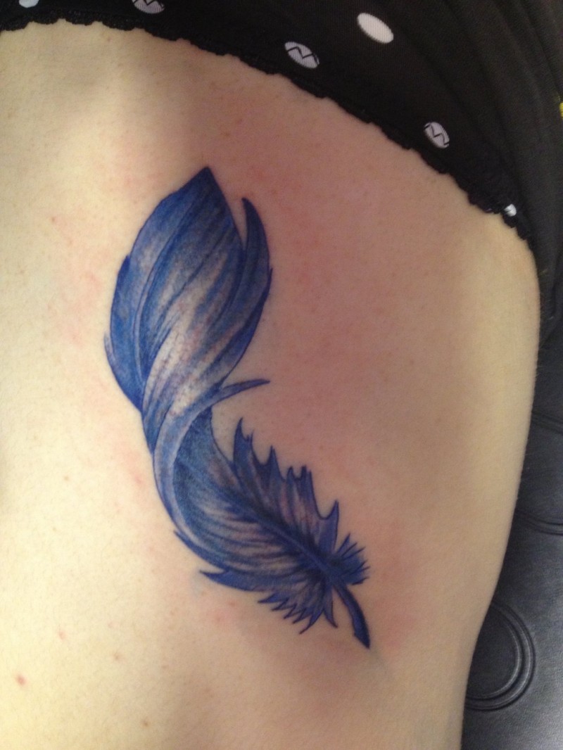 可爱的蓝色羽毛纹身图案