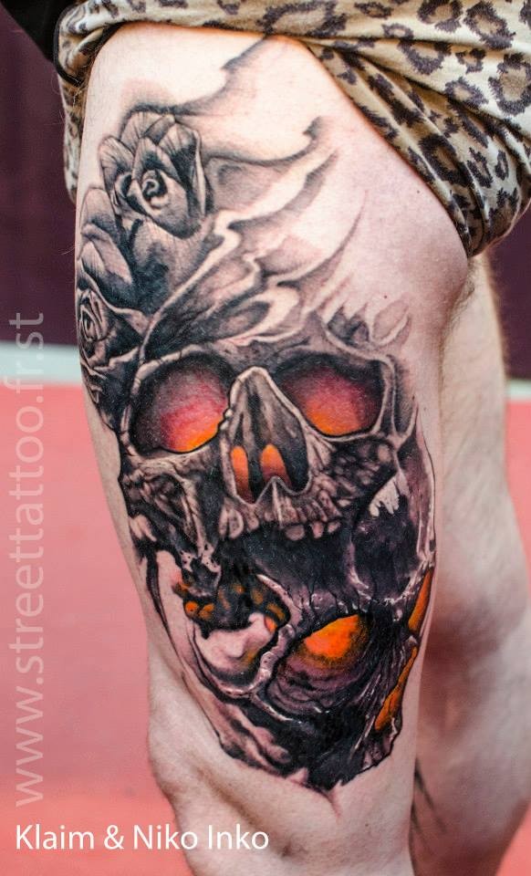 大腿彩色骷髅与玫瑰纹身图案