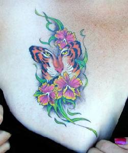 女性胸部彩色花虎纹身图案
