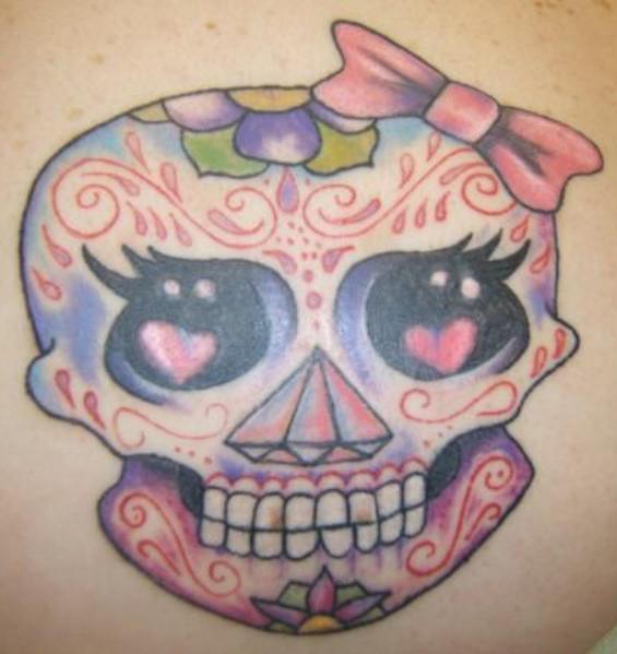 肩部彩色蝴蝶少女的糖头骨纹身图片