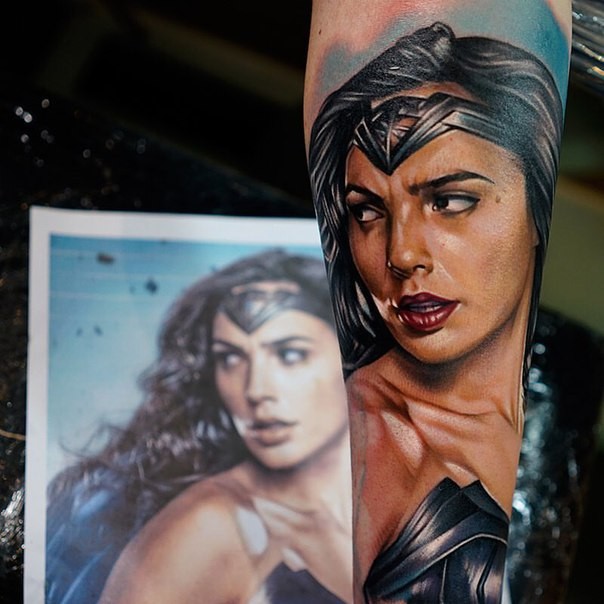 女性手臂彩色逼真的女人肖像纹身图片