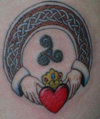 肩部彩色爱尔兰友谊戒指符号纹身