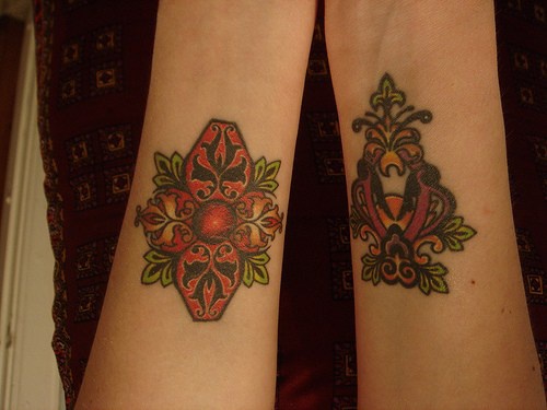 手臂彩色卷曲的树叶纹身图案