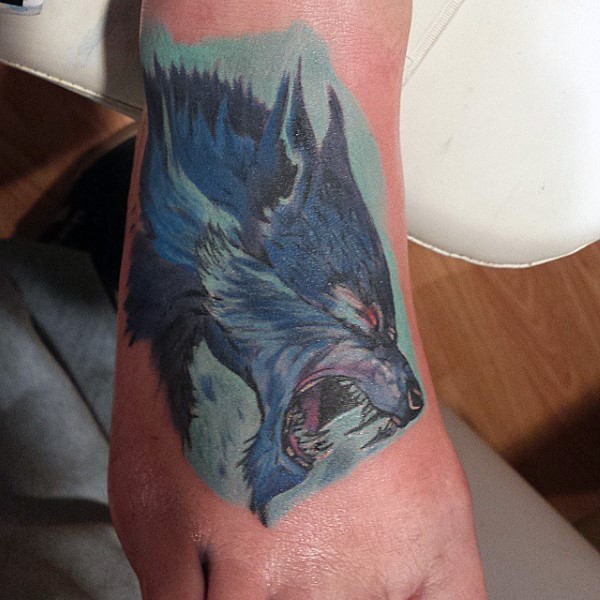 脚背令人惊叹的五彩狼头纹身图案