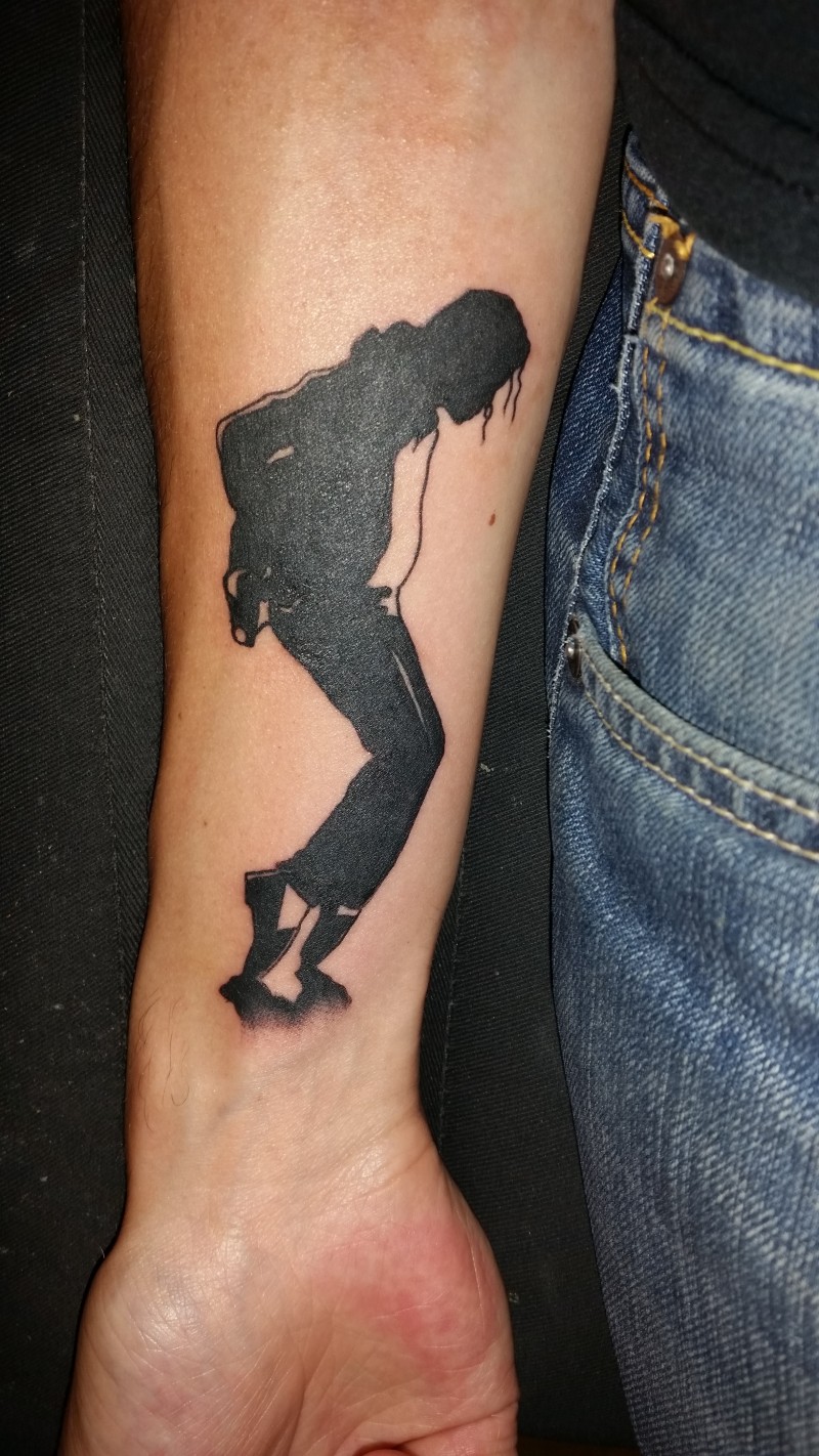 手臂黑色迈克尔·杰克逊剪影纹身图案