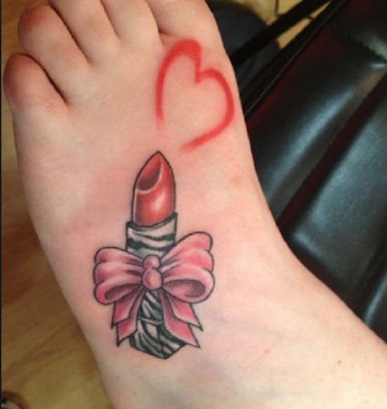脚背蝴蝶结口红与心形纹身图案