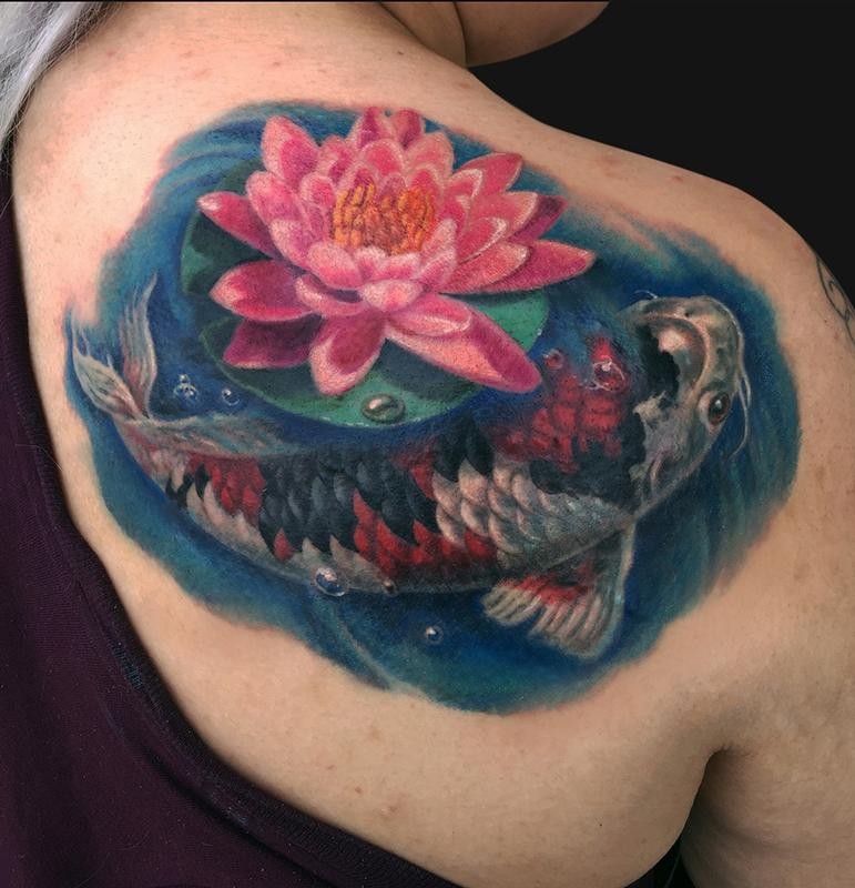 肩部日本传统风格的彩色花鲤鱼纹身
