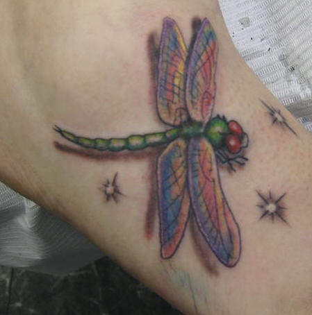 逼真细致的蜻蜓纹身图案