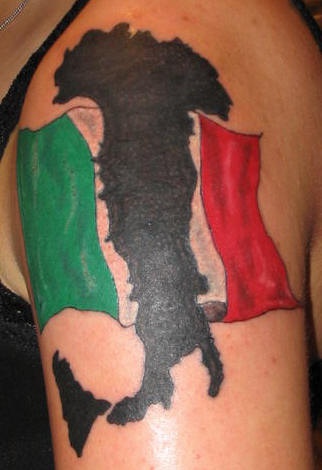 肩部彩色意大利国旗和地图纹身