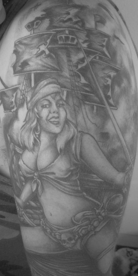 肩部灰色海盗船和女孩纹身图案