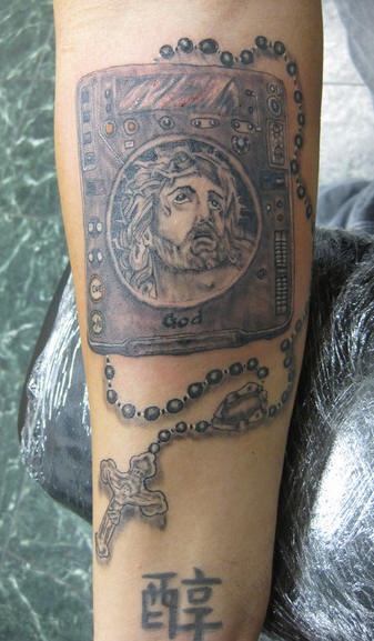 手臂棕色耶稣牌像纹身图案