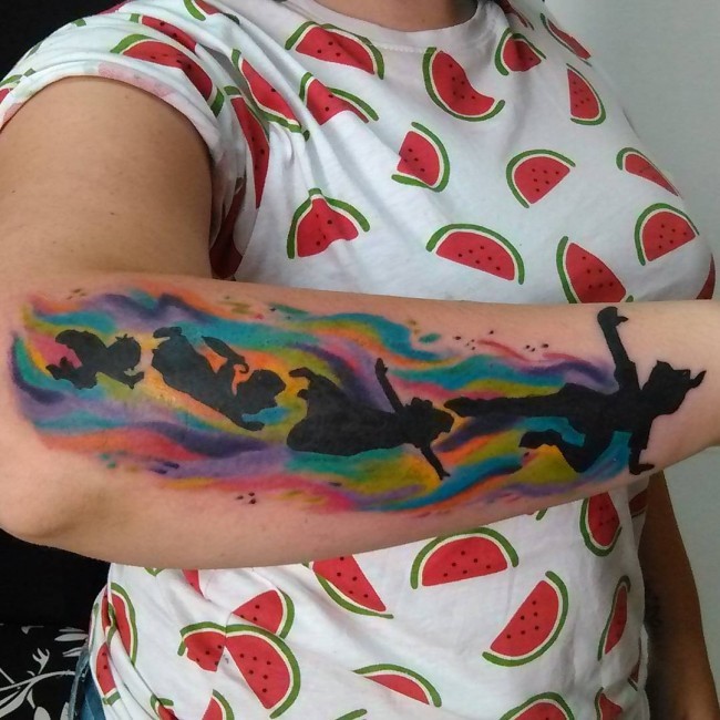 手臂水彩风格的潘裕文和朋友剪影纹身