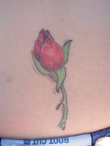 优雅的红玫瑰纹身图案