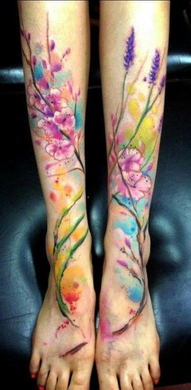 女性脚背漂亮的水彩花卉纹身图案