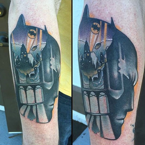 手臂新风格的彩色蝙蝠侠头与夜城纹身