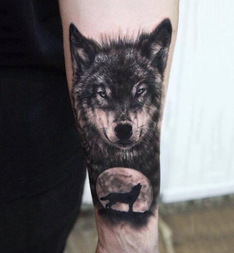 手臂月亮在黑暗中的狼纹身图案