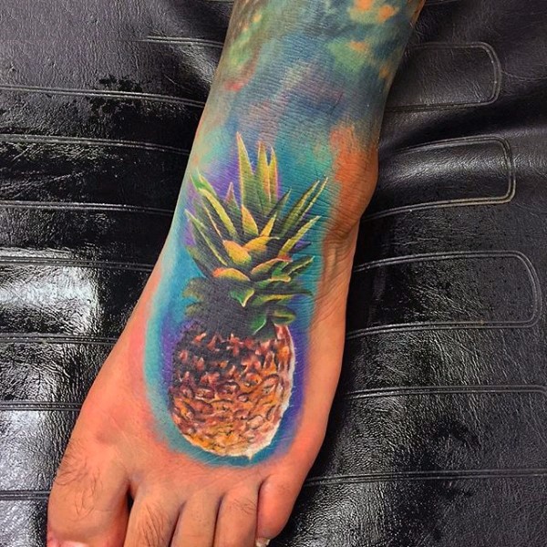 脚背彩色逼真的小菠萝纹身图案