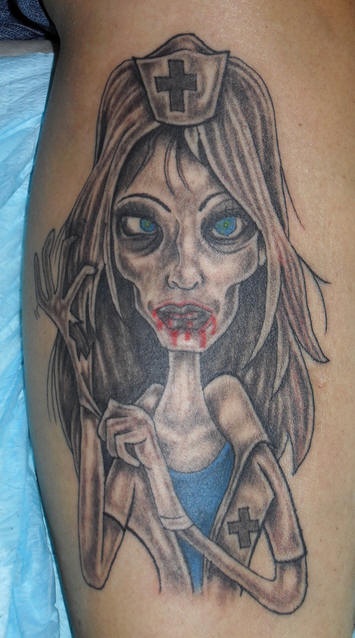腿部彩色搞笑僵尸护士纹身图案