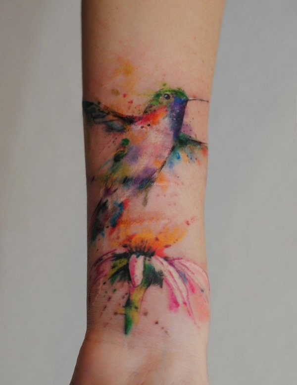 手臂水彩色可爱的蜂鸟纹身图案