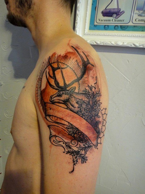 大臂彩色雕刻风格鹿与植物和缎带纹身图案