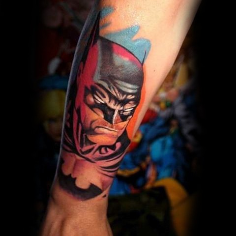 小臂漫画风格彩色蝙蝠侠纹身图案