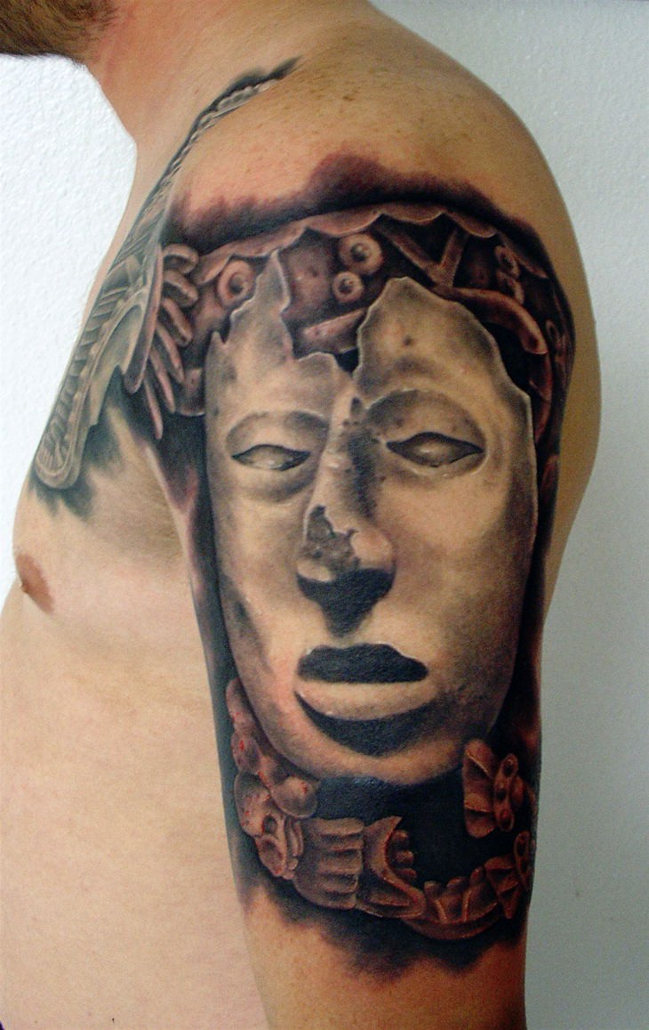 大臂石雕风格很酷的面具纹身图案