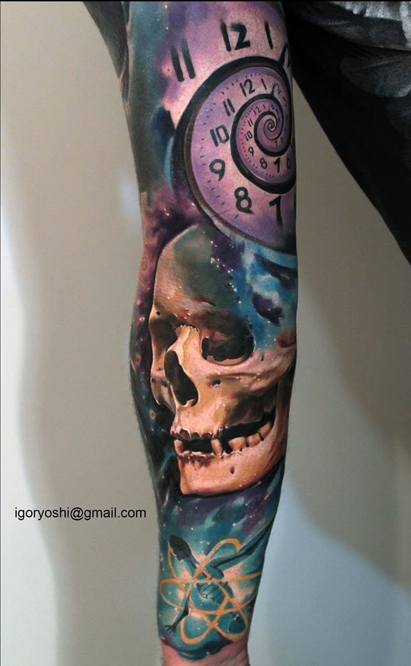 手臂彩色骷髅与催眠时钟和星空纹身图案