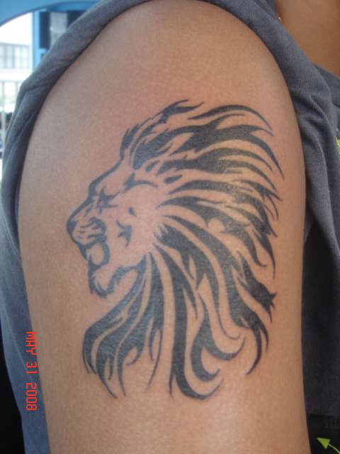 肩部黑色部落狮子头纹身图片