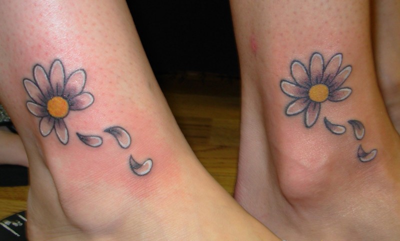 脚踝可爱的雏菊花纹身图案