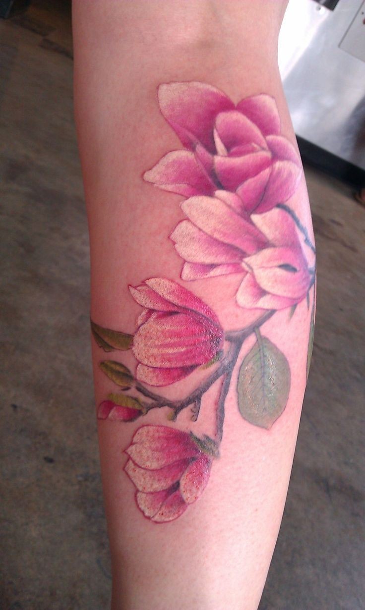 腿部逼真可爱的粉红花朵纹身图案