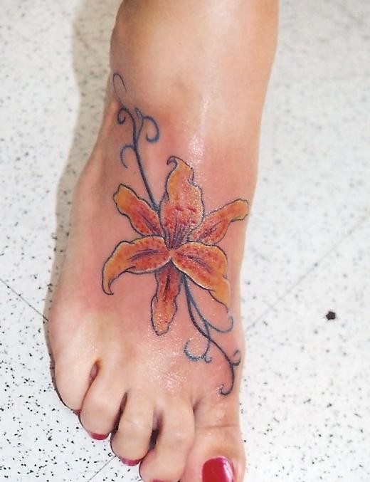 女性脚背彩色卷曲的百合纹身图片