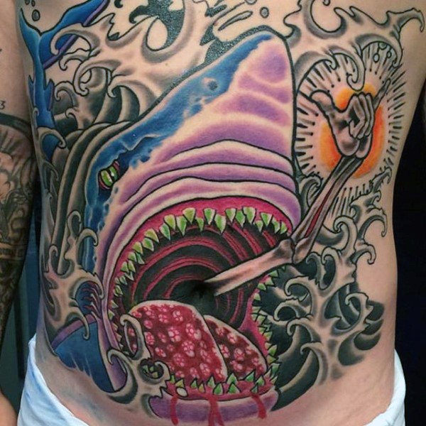 腹部彩色神秘的鲨鱼和骷髅手纹身图片