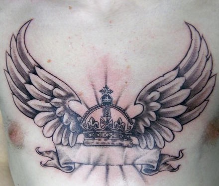 男士胸部皇冠翅膀纹身图案
