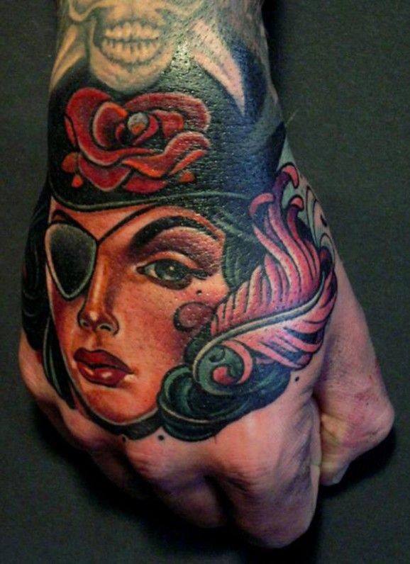 手部彩色海盗女孩头像纹身图案