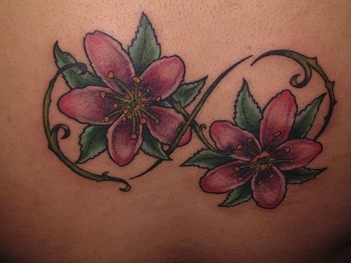 腰部彩色无穷符号花朵纹身图案