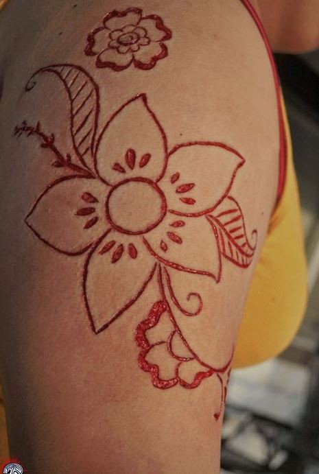 肩部割血皮肤划痕的花卉纹身图案