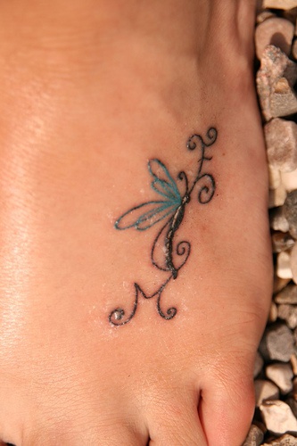 脚背蜻蜓藤蔓纹身图案