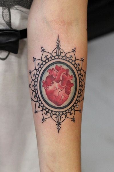 手臂彩色框架里的心脏纹身图案