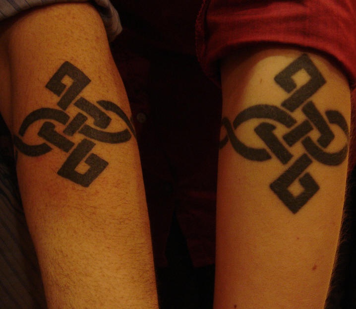 手臂象征友谊的图腾绳结纹身图案