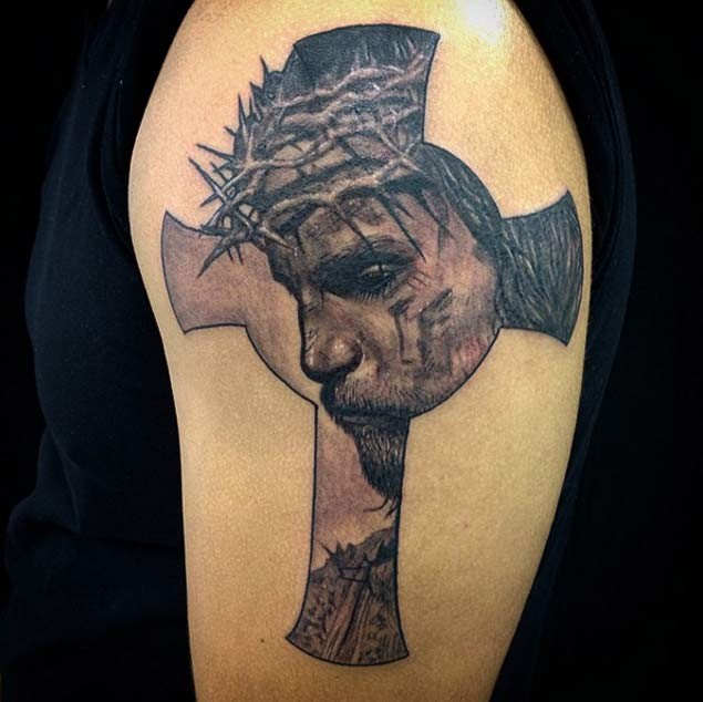 十字架和伤心的耶稣肖像纹身图案