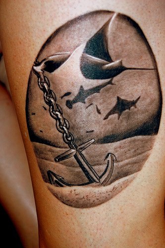 腿部灰色飞鱼锚与海豚纹身图案