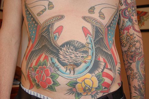 腹部彩色老鹰与美国国旗纹身图案