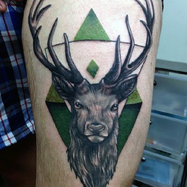 华丽的几何彩色鹿头纹身图案