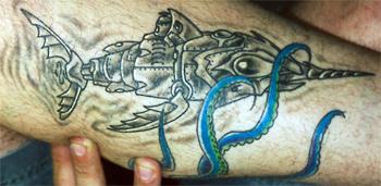 男性手臂彩色剑鱼纹身图案