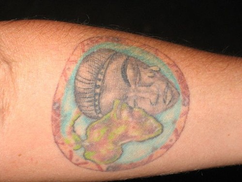 手臂彩色哭泣的女人纹身图案