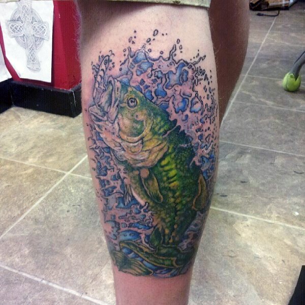 小腿绿色的鲤鱼和浪花纹身图案
