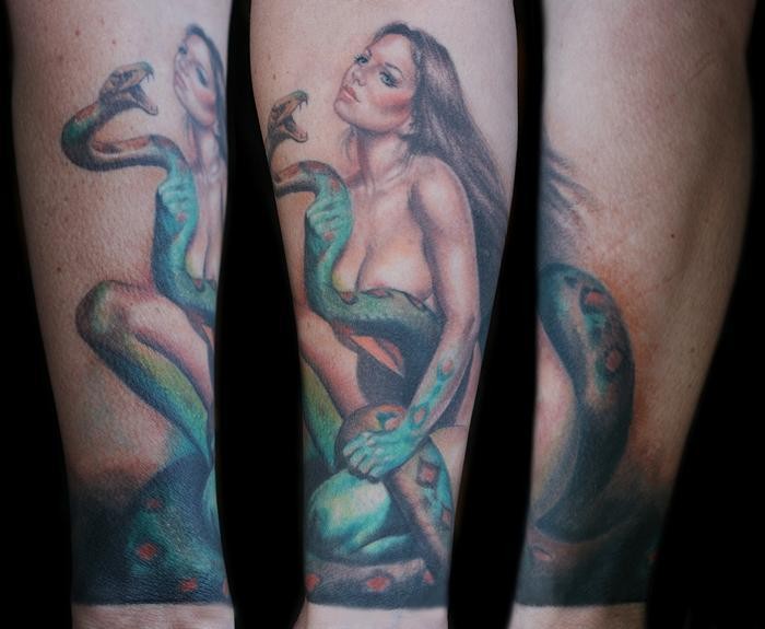 手臂现实主义风格的彩色女人与大蛇纹身