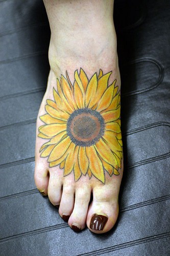 脚背上的大向日葵纹身图案