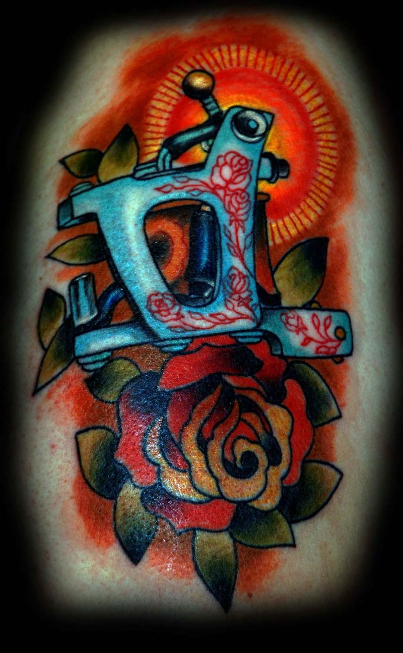 肩部古老的彩色长凳与玫瑰花纹身图片