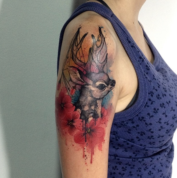 手臂现代传统风格彩色小鹿与花朵纹身图案